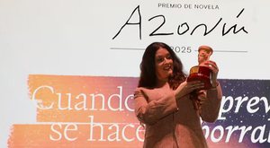 🏆📖 Rosario Raro gana el Premio Azorn 2025 