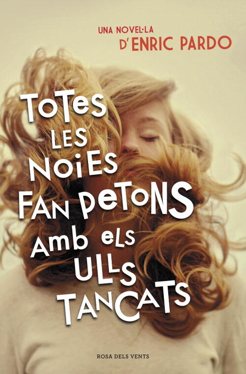 TOTES LES NOIES FAN PETONS AMB ELS ULLS TANCATS