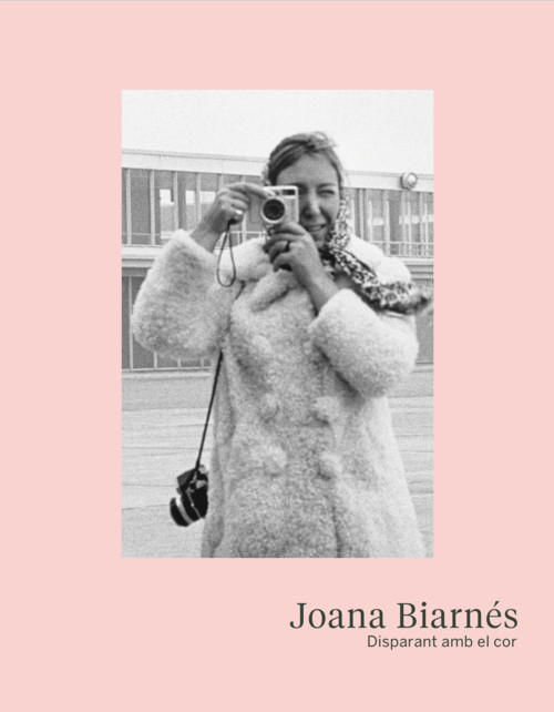JOANA BIARNES DISPARANT AMB EL COR
